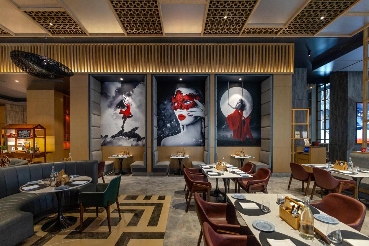Radisson Red Chandigarh Mohali Exteriér fotografie Interior of the restaurant